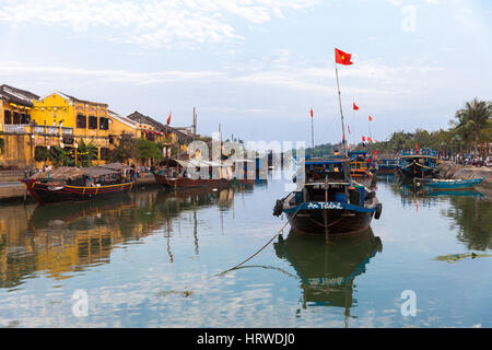 Hoi An, Vietnam, 16 mars 2014 : La rivière de l'ancienne ville de Hoi An, classé au Patrimoine Mondial de l'UNESCO, au Vietnam. Banque D'Images