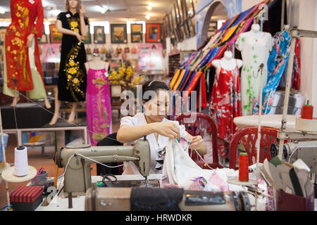 Hanoi, Vietnam - 30 Avril 2014 : Vietnamese woman sur mesure robe en soie traditionnelle coud 'Ao dai' le 30 avril 2014, Hanoi, Vietnam. Banque D'Images