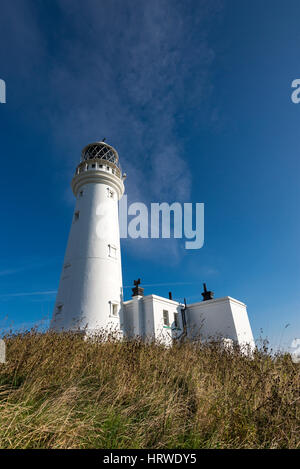 Flamborough phare à Flamborough Head, sur la côte de North Yorkshire, Angleterre. Un monument bien connu sur la côte est. Banque D'Images