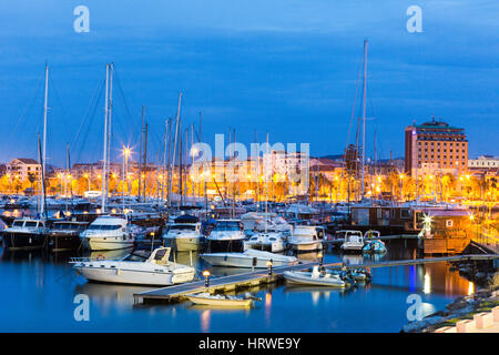 Port d'Alghero city at night, Sassari, Sardaigne, Italie Banque D'Images