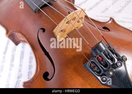 Close up d'un violon couché sur feuille imprimée de la musique. Banque D'Images