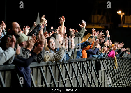 Valence, Espagne - avril 5 : regarder la foule d'un concert au MBC Fest le 5 avril 2015 à Valence, en Espagne. Banque D'Images