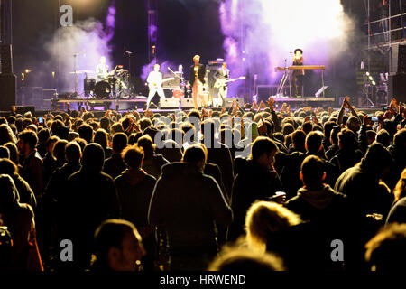 Valence, Espagne - avril 5 : regarder la foule d'un concert au MBC Fest le 5 avril 2015 à Valence, en Espagne. Banque D'Images