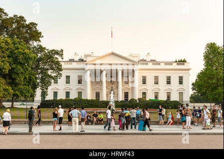 Les touristes se tenir en face de la Maison Blanche à Washington, D.C., USA. Banque D'Images