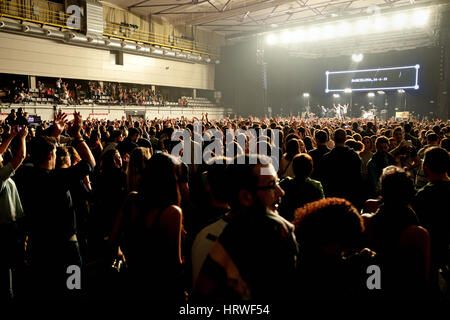 Barcelone - APR 24 : foule lors d'un concert au stade Sant Jordi Club le 24 avril 2015 à Barcelone, Espagne. Banque D'Images