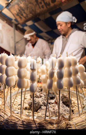 Balle de riz grillé au kiosque de la rue. La cuisine japonaise traditionnelle mochi. Banque D'Images