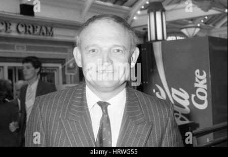 Charles Wilson, ancien rédacteur en chef du quotidien The Times, rend visite à la conférence annuelle du parti conservateur à Blackpool, Angleterre le 10 octobre 1989. Banque D'Images