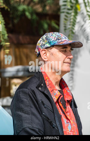 Un homme de race blanche se distingue avec ses yeux clos comme dans une transe tandis qu'il écoute à un concert de jazz à l'extérieur au Santa Barbara Jazz Festival. Il est habiller Banque D'Images