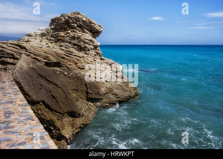 Roche à la mer Méditerranée à Nerja, Costa del Sol, Espagne Banque D'Images