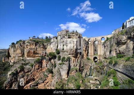 Andalousie paysage avec de hautes falaises de la Gorge El Tajo, Puente Nuevo - Nouveau pont dans la ville de Ronda, Espagne Banque D'Images