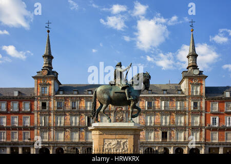 La Plaza Mayor à Madrid en Espagne, façade peinte de Casa de la Panaderia et statue du roi Philippe III de 1616 Banque D'Images