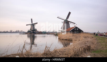 Reconstruit en bois et moulins à vent aux côtés du logement en hiver, rivière Zaans Zaans, Pays-Bas Banque D'Images