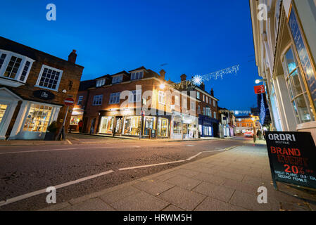 Downing Street à Farnham au début de la nuit par une froide soirée d'hiver Banque D'Images