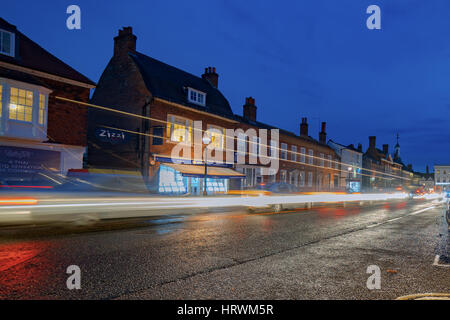 Le trafic passant le long de la rue du Château à Farnham, Surrey Banque D'Images