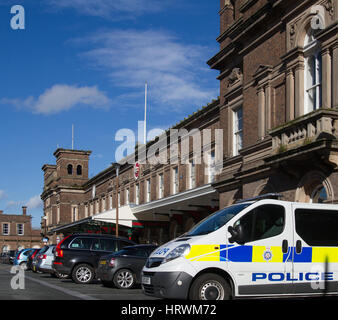 La police britannique des Transports BTP à la gare de Chester Gare dans Cheshire, North West England maintenant exploité par Transports pour le pays de Galles Keolis Amey Banque D'Images