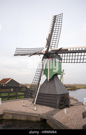 Moulin reconstruit avec roue à palettes pour l'eau en mouvement, Zaans, Pays-Bas Banque D'Images