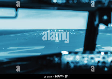 Vue sur le tableau de bord allumé de pilotage d'un gros avion commercial. Tableau de bord éclairé dans airplane cockpit faible lumière d'un avion cockpit de contrôle i Banque D'Images