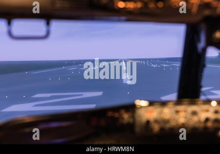 Vue sur le tableau de bord allumé de pilotage d'un gros avion commercial. Tableau de bord éclairé dans airplane cockpit faible lumière d'un avion cockpit de contrôle i Banque D'Images