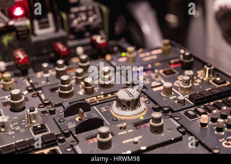 Vue aérienne de l'avion. Vue sur le tableau de bord allumé de pilotage d'un gros avion commercial. Banque D'Images