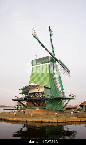 Reconstruit en bois, moulins à vent et de logement Zaans, Pays-Bas Banque D'Images