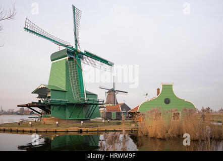 Reconstruit en bois, moulins à vent et de logement Zaans, Pays-Bas Banque D'Images