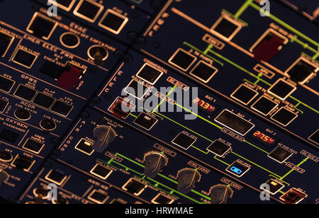 Vue détaillée de l'aide des commutateurs d'un gros avion. Focus sélectif. À partir d'un avion de faible éclairage cockpit de contrôle dans le noir vintage, détails sur Banque D'Images
