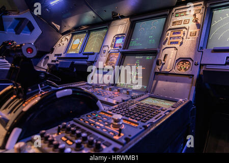 Levier du moteur dans le cockpit d'un avion de ligne. Console centrale et des gaz dans un vieil avion Banque D'Images