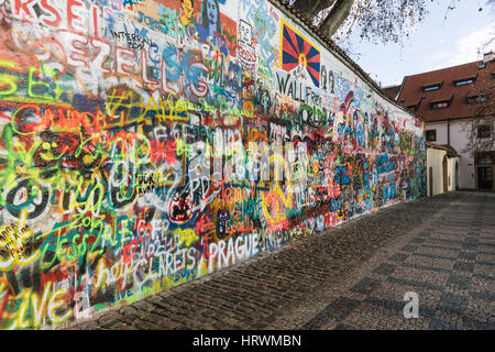 PRAGUE, RÉPUBLIQUE TCHÈQUE - Mars 02, 2017 : Le Mur Lennon. John Lennon inspirované kousky graffiti une textu z písní Beatles dans la vieille ville de Prague. Banque D'Images