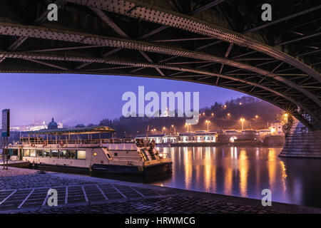 Vue de la nuit de Prague sur la rivière en hiver. Banque D'Images