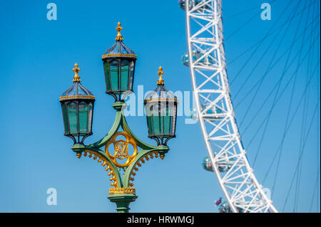 Le London Eye à partir de Westminster Bridge avec la lampe de rue sur le pont en premier plan. Banque D'Images