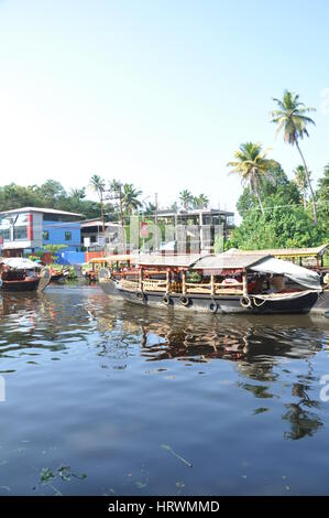 Bateau touristique amarré sur la rivière, près d'Alleppey, Kerala, Inde (photo Copyright © par Saji Maramon) Banque D'Images