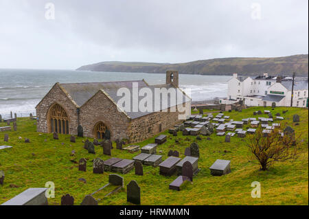 L'église St Hywyn Aberdaron, Gwynedd. Dans une tempête. Banque D'Images