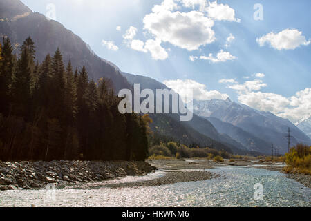 Les rivières de montagne du Caucase. Les aires protégées du Caucase dans le voisinage du village de Dombay Banque D'Images