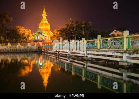 Maha Wizaya Paya, près de la pagode Shwedagon Paya, Yangoon, Myanmar. Stock photo ID : 44109229 S M L XL Guide des tailles Large | 4280 px x 2854 px | 36.2cm x Banque D'Images