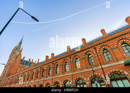 Londres, Royaume-Uni - 31 octobre : c'est l'architecture extérieure de kings cross st pancras station ferroviaire le 31 octobre 2016 à Londres Banque D'Images