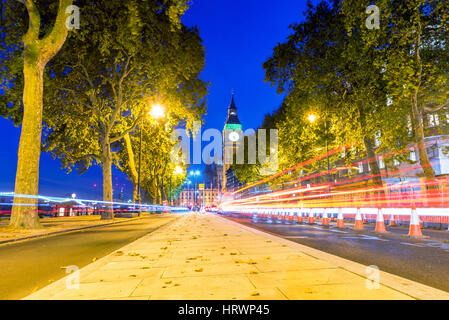 Paysage urbain d'une rue de westminster avec Big Ben au loin dans la nuit Banque D'Images