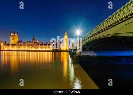 Vue sur les maisons du parlement et la Tamise de nuit Banque D'Images