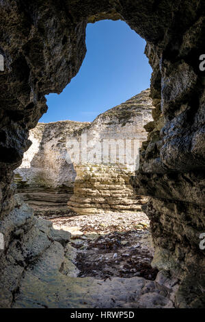 Vue d'une grotte dans la falaise à Selwicks bay, Flamborough, North Yorkshire, Angleterre. Banque D'Images