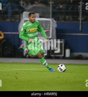 Hambourg, Allemagne. 06Th Mar, 2017. Gladbach's Raffael en action au cours de la DFB match de quart de finale entre le Hamburger SV et Borussia Moenchengladbach au Volksparkstadion à Hambourg, Allemagne, 01 mars 2017. Photo : Daniel Reinhardt/dpa/Alamy Live News Banque D'Images