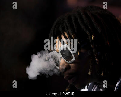 Okeechobee, en Floride, aux États-Unis. 3e Mar, 2017. Wiz Khalifa souffle la fumée durant sa performance à Okeechobee Musique et Art Festival vendredi soir. 3e Mar, 2017. Randy Vasquez, SouthFlorida.com : Crédit Sun-Sentinel/ZUMA/Alamy Fil Live News Banque D'Images