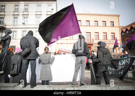 Bydgoszcz, Pologne. 4 mars, 2017. Un manifestant est vu tenant un drapeau noir et violet symbolisant femi-féminisme le 4 mars, 2017 Les droits des femmes au cours d'un rallye. Credit : Jaap Arriens/Alamy Live News Banque D'Images