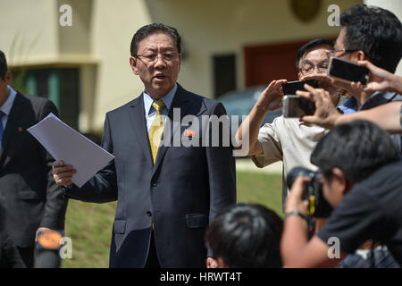 Beijing, Chine. Feb 20, 2017. Photo prise le 20 février 2017 montre Kang Chol, l'ambassadeur de la République populaire démocratique de Corée (RPDC) pour la Malaisie, parlant aux médias lors d'une conférence de presse à Kuala Lumpur, Malaisie. La Malaisie a déclaré dans la nuit de samedi l'ambassadeur de la République populaire démocratique de Corée (RPDC) pour le pays comme "persona non grata" et lui demande de quitter la Malaisie dans les 48 heures, au milieu d'une rangée sur l'enquête sur la mort d'un homme de la RPDC. Credit : Chong Chung Voon/Xinhua/Alamy Live News Banque D'Images