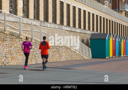 , Boscombe Bournemouth, Dorset, UK. 4e Mar, 2017. UK : météo, ensoleillée mais breezy, journée à plages de Bournemouth, en tant que visiteurs, chef de la station pour profiter du soleil. Les coureurs courent le long passé front de cabines colorées à Boscombe promenade Crédit : Carolyn Jenkins/Alamy Live News Banque D'Images