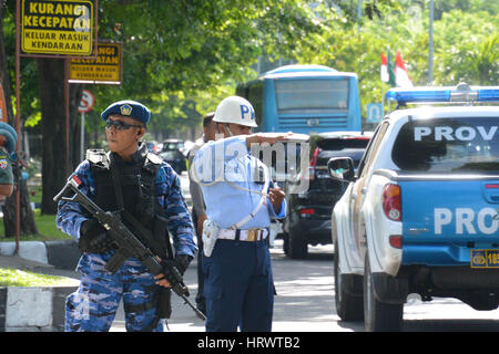 Denpasar, Bali, Indonésie. 4e Mar, 2017. BALI, INDONÉSIE - 04 mars : un soldat indonésien garde pendant le roi saoudien Salman bin Abdul Aziz quitte à la suite de l'arrivée du roi à l'Aéroport International Ngurah Rai de Bali à Denpasar le 04 mars 2017 à Bali, Indonésie. Credit : Sijori Images/ZUMA/Alamy Fil Live News Banque D'Images