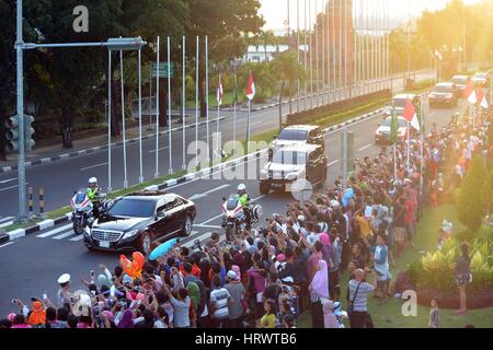 Denpasar, Bali, Indonésie. 4e Mar, 2017. BALI, INDONÉSIE - 04 mars : un convoi transportant le roi saoudien Salman bin Abdul Aziz quitte à la suite de l'arrivée du roi à l'Aéroport International Ngurah Rai de Bali à Denpasar le 04 mars 2017 à Bali, Indonésie. Credit : Sijori Images/ZUMA/Alamy Fil Live News Banque D'Images