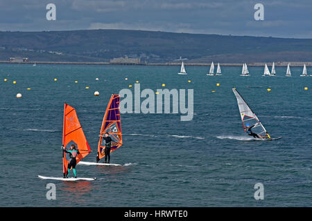 Portland, UK. 3e Mar, 2017. Météo britannique. Grand nombre de kitesurfers et windsurfers à profiter du soleil au début du printemps et des vents forts dans le port de Portland, Dorset Crédit : John GURD MEDIA/Alamy Live News Banque D'Images