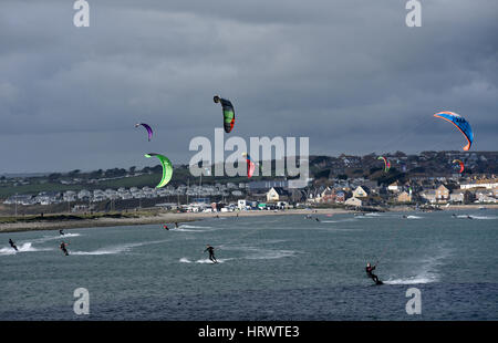 Portland, UK. 3e Mar, 2017. Météo britannique. Grand nombre de kitesurfers et windsurfers à profiter du soleil au début du printemps et des vents forts dans le port de Portland, Dorset Crédit : John GURD MEDIA/Alamy Live News Banque D'Images