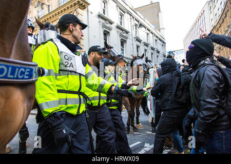 Bristol, Royaume-Uni. 4 mars, 2017. Retenir la police des manifestants anti-fascistes. Il y avait de nombreux des échauffourées entre la police et les manifestants d'extrême-droite et des manifestants anti-fascistes comme la police gardé les deux groupes séparés. Le groupe d'extrême droite protestaient à l'extérieur de Bristol Crown Court à la peine de prison a reçu par Kevin 'bunny' Crehan, pour avoir lancé le bacon dans une mosquée. Crehan mourut en prison en décembre. Bristol, Royaume-Uni. 4e mars 2017. Credit : Redorbital Photography/Alamy Live News Crédit : Redorbital Photography/Alamy Live News Banque D'Images