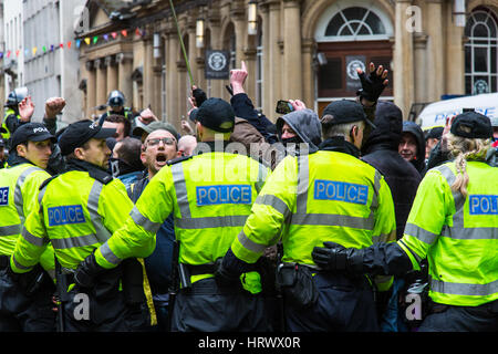 Bristol, Royaume-Uni. 4 mars, 2017. Les manifestants de droite opposés au chant des manifestants. Il y avait de nombreux des échauffourées entre la police et les manifestants d'extrême-droite et des manifestants anti-fascistes comme la police gardé les deux groupes séparés. Le groupe d'extrême droite protestaient à l'extérieur de Bristol Crown Court à la peine de prison a reçu par Kevin 'bunny' Crehan, pour avoir lancé le bacon dans une mosquée. Crehan mourut en prison en décembre. Bristol, Royaume-Uni. 4e mars 2017. Credit : Redorbital Photography/Alamy Live News Crédit : Redorbital Photography/Alamy Live News Banque D'Images