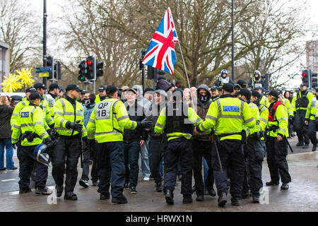 Bristol, Royaume-Uni. 4 mars, 2017. Escorte de police protestataires de droite du centre de la ville. Il y avait de nombreux des échauffourées entre la police et les manifestants d'extrême-droite et des manifestants anti-fascistes comme la police gardé les deux groupes séparés. Le groupe d'extrême droite protestaient à l'extérieur de Bristol Crown Court à la peine de prison a reçu par Kevin 'bunny' Crehan, pour avoir lancé le bacon dans une mosquée. Crehan mourut en prison en décembre. Bristol, Royaume-Uni. 4e mars 2017. Credit : Redorbital Photography/Alamy Live News Crédit : Redorbital Photography/Alamy Live News Banque D'Images